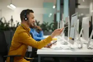 Homem com fones de ouvido analisando gráficos de custos sobre serviços de TI