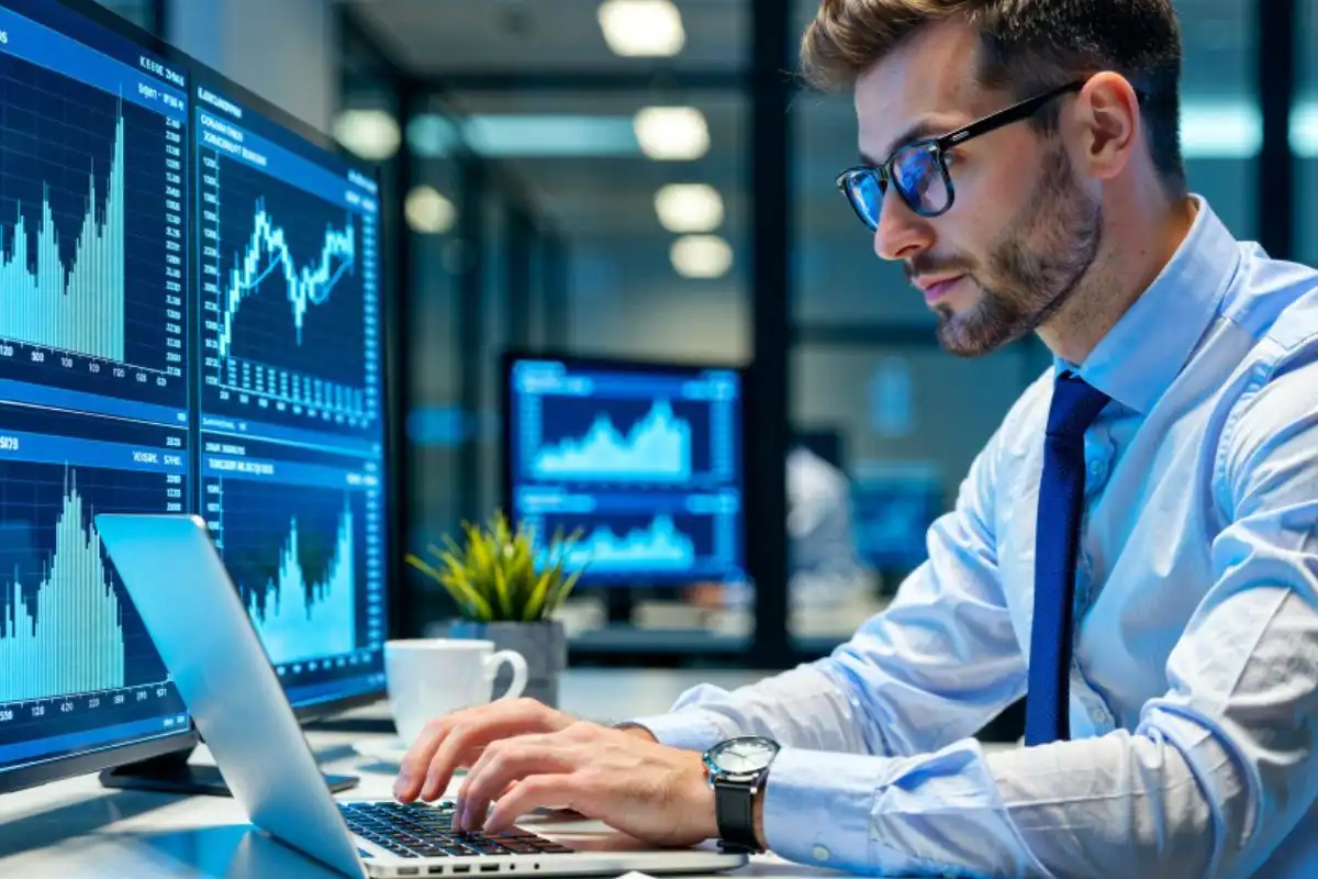 Profissional analisando os indicadores de TI.