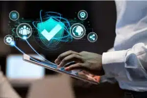 Executivo mexendo em tablet com símbolos de segurança digital, representando o Zero Trust.