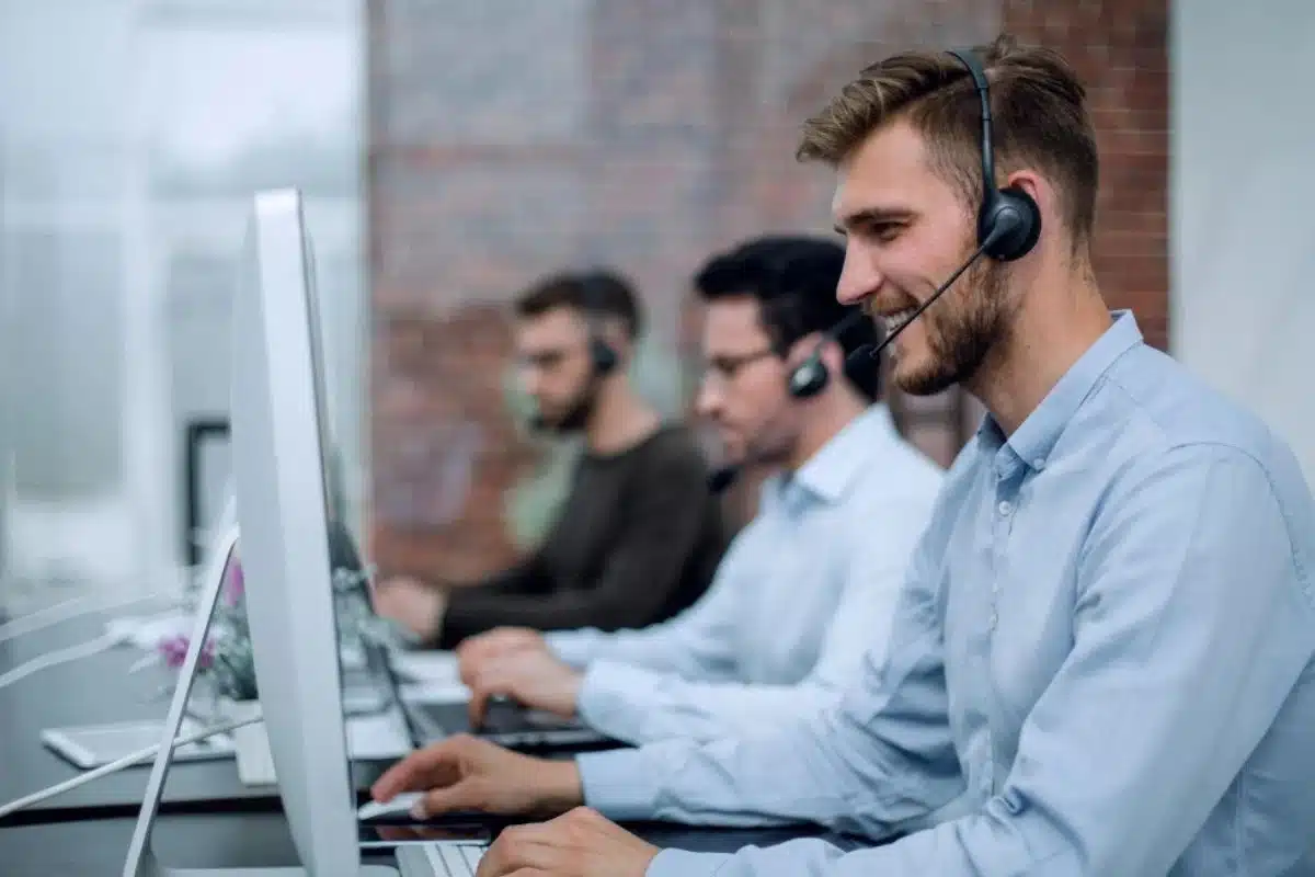 Profissionais de TI mexendo no computador, representando o que é service desk.