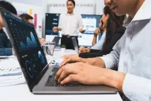 Profissionais de TI reunidos representando a gestão de ativos de TI.